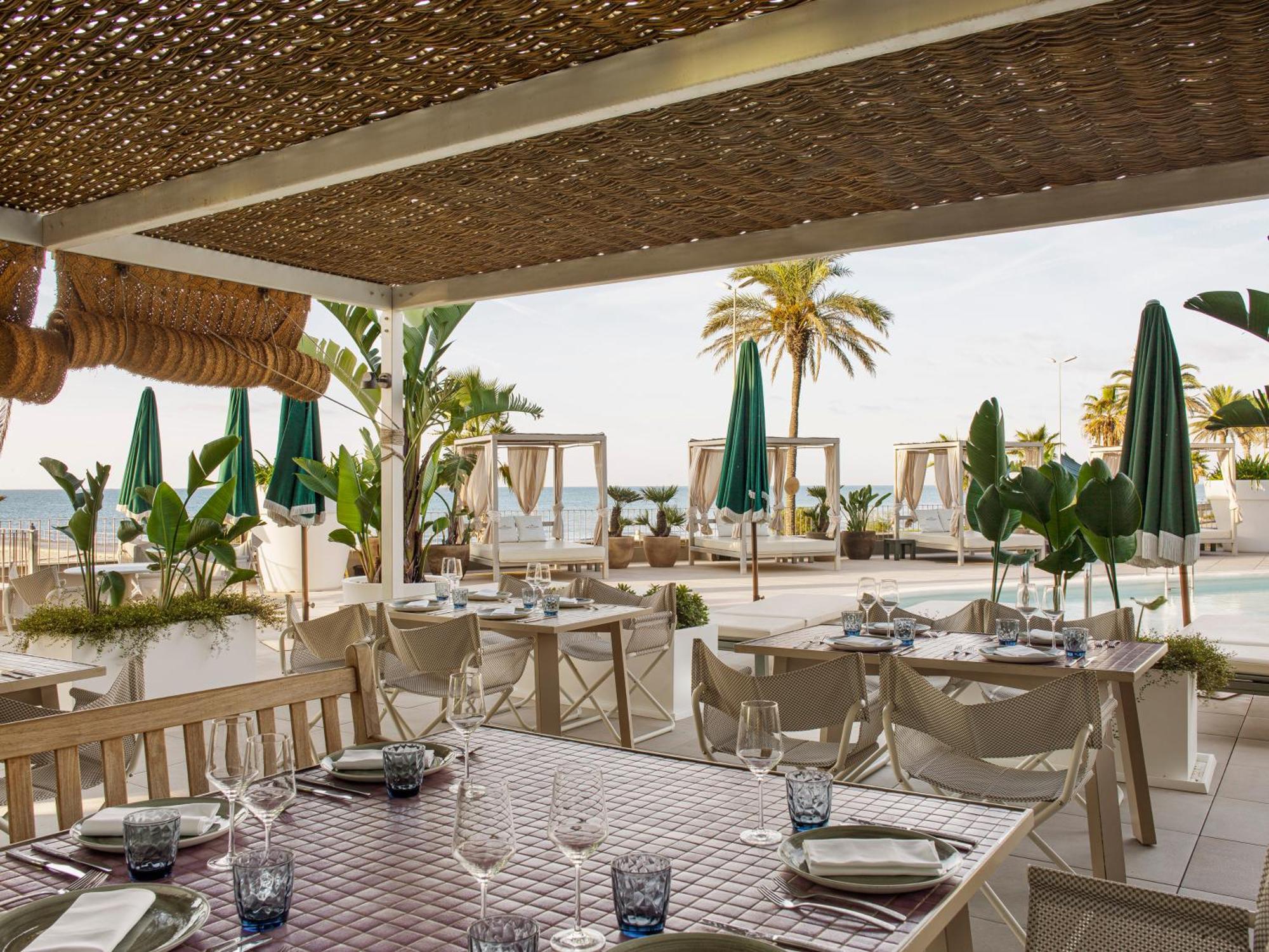 Hotel Me Sitges Terramar Esterno foto The Beach Club