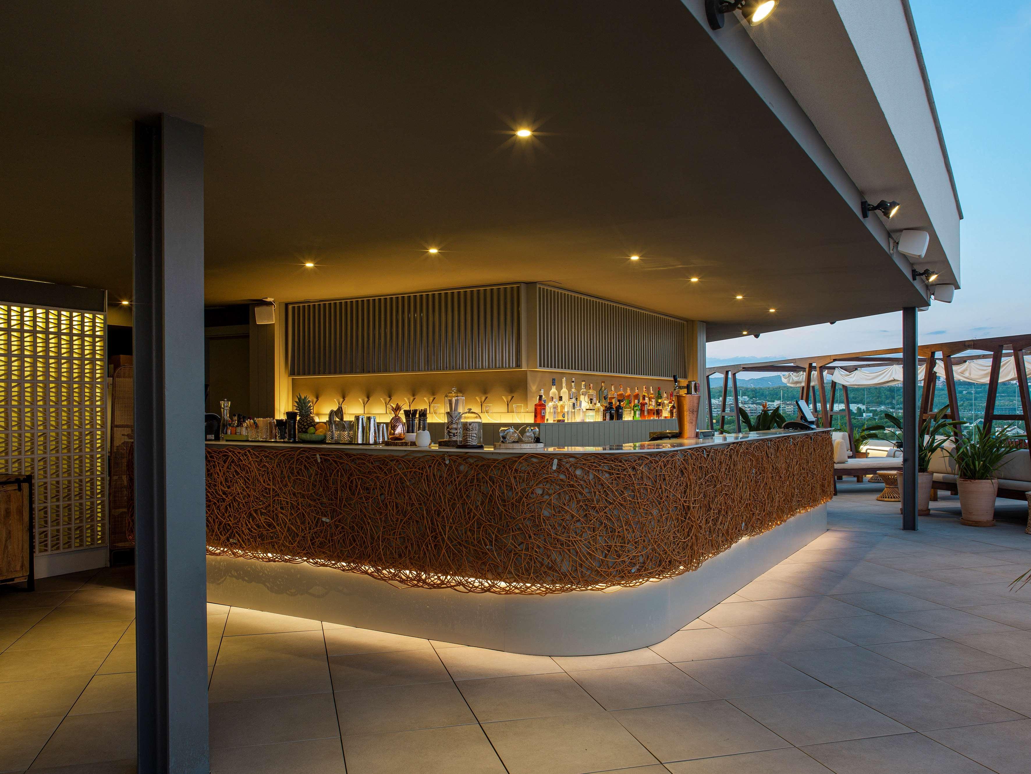 Hotel Me Sitges Terramar Esterno foto The bar at the rooftop