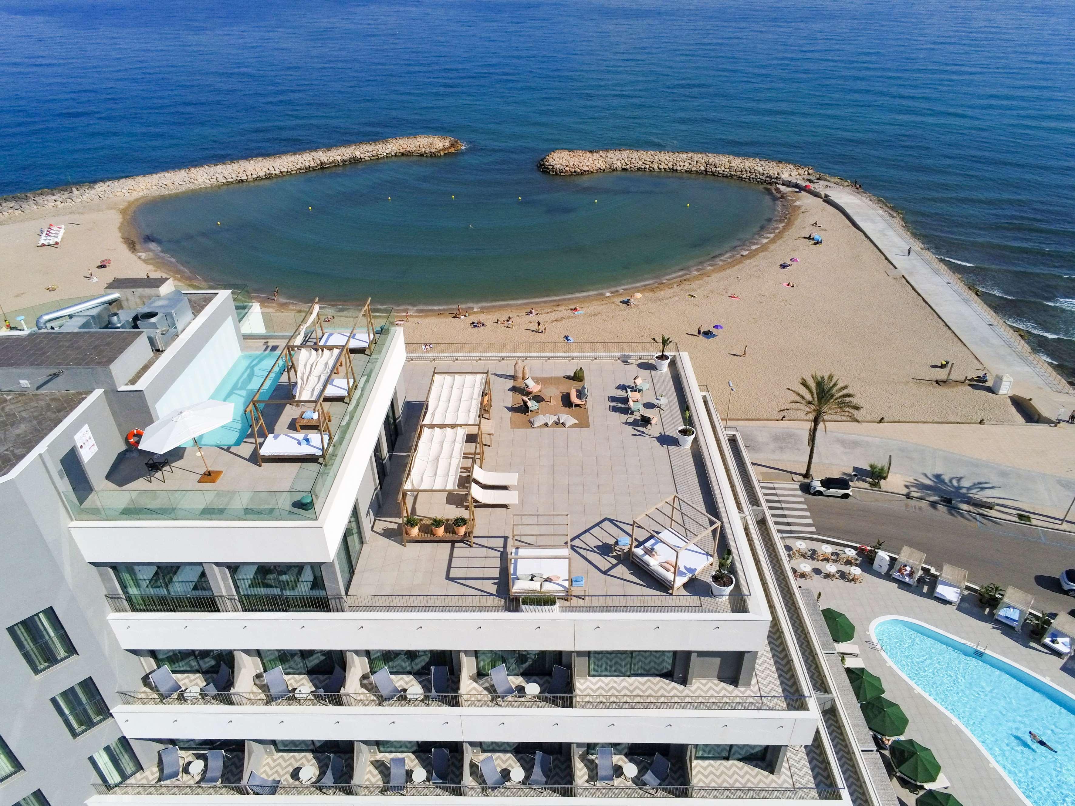 Hotel Me Sitges Terramar Esterno foto Aerial view of the hotel