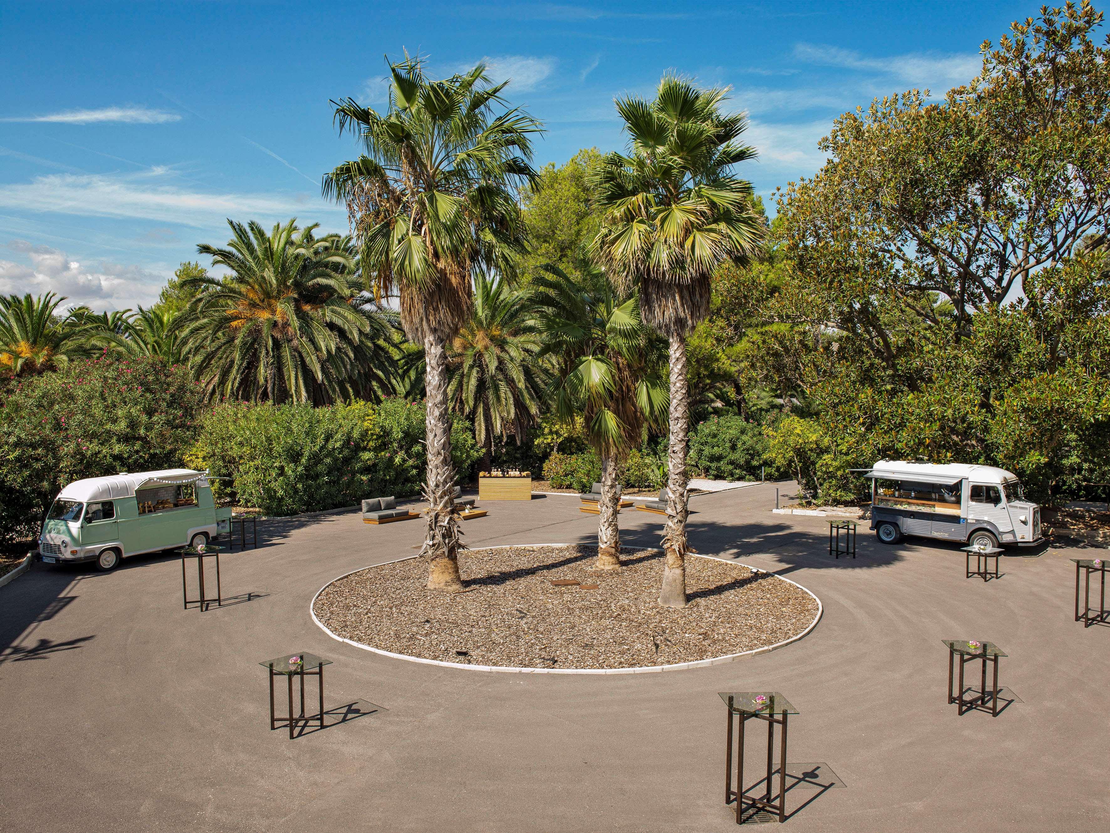 Hotel Me Sitges Terramar Esterno foto The parking lot at the Desert Botanical Gardens