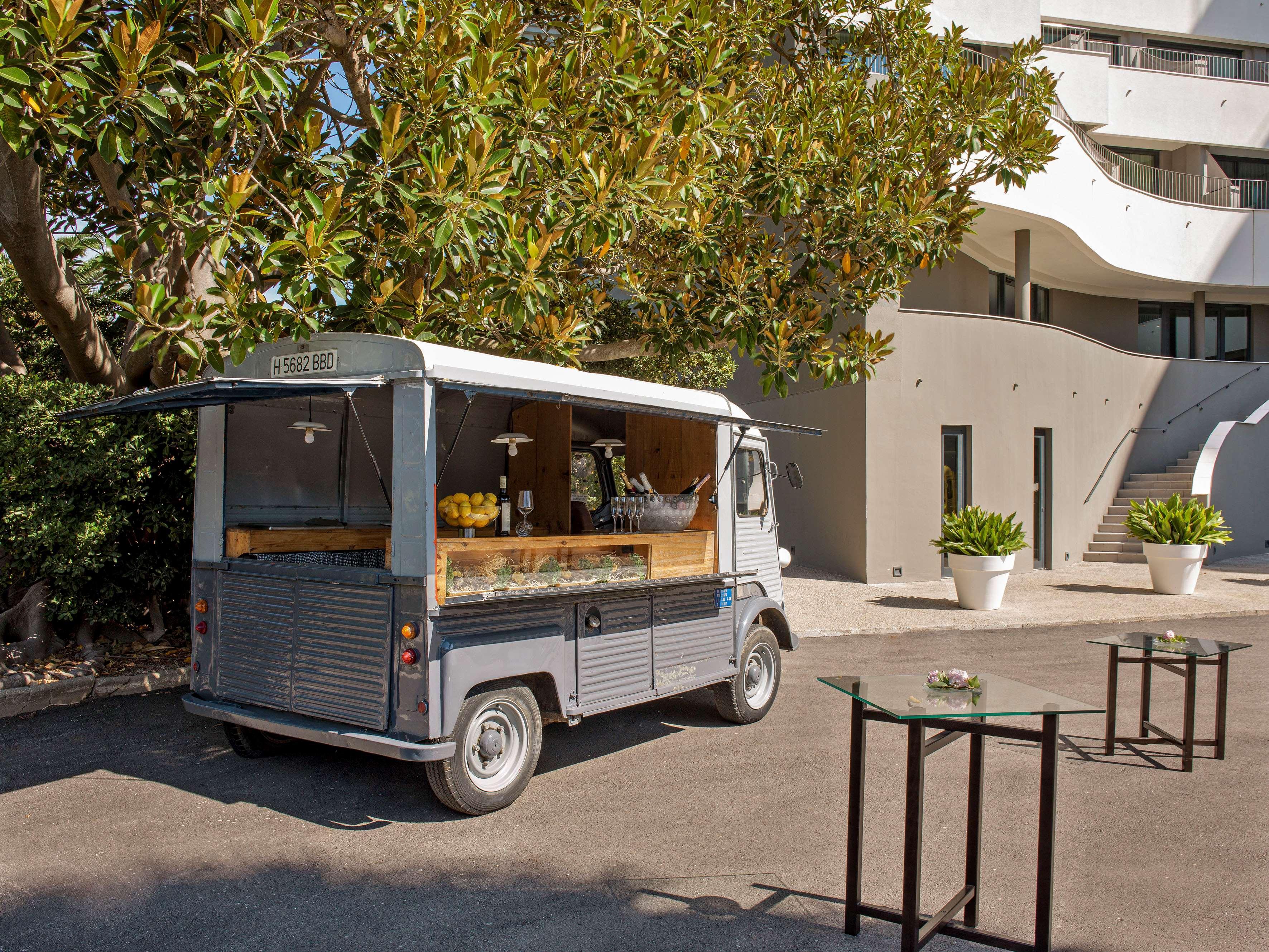 Hotel Me Sitges Terramar Esterno foto A food truck in San Francisco