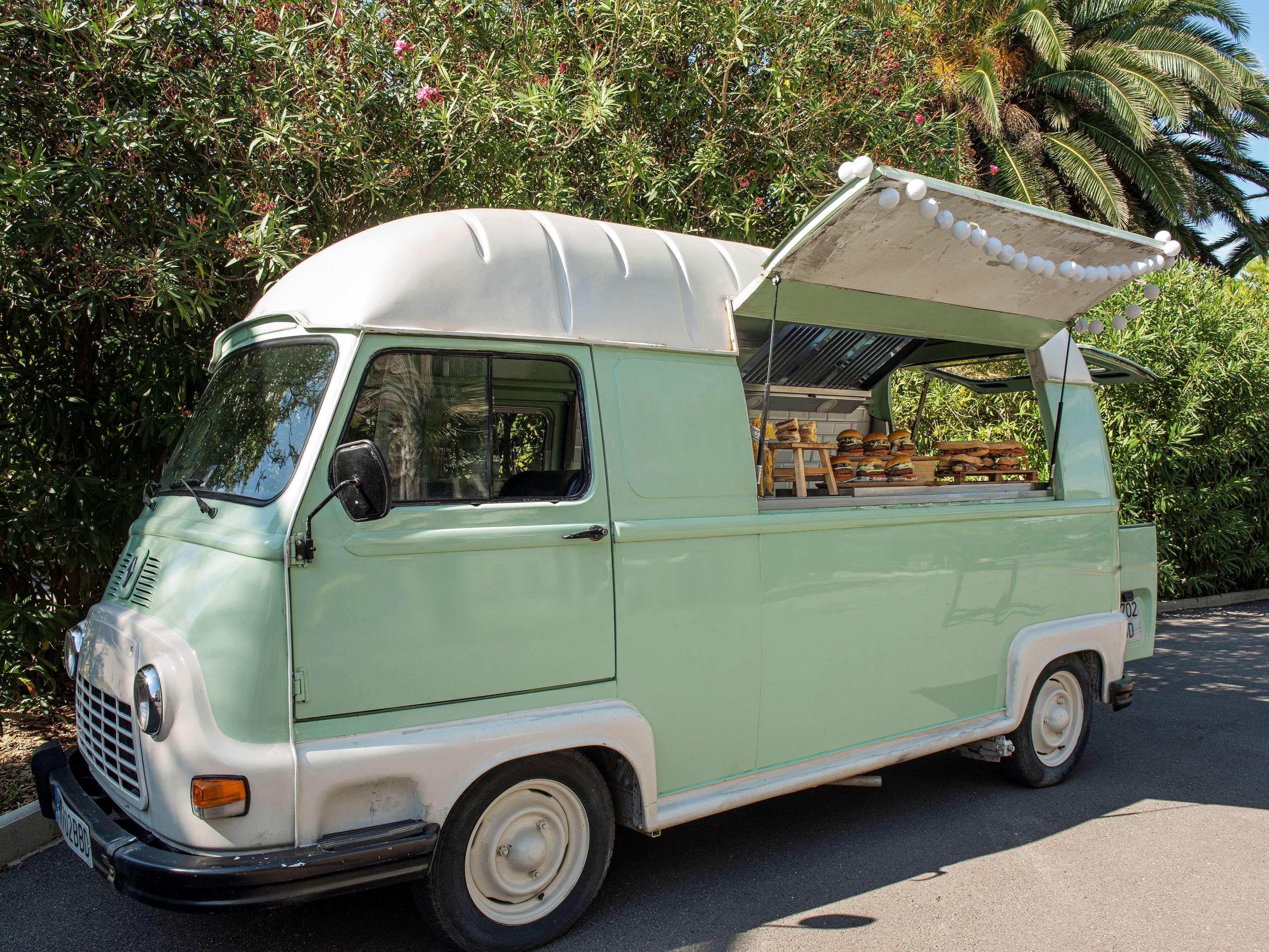 Hotel Me Sitges Terramar Esterno foto A food truck in Palm Springs, California