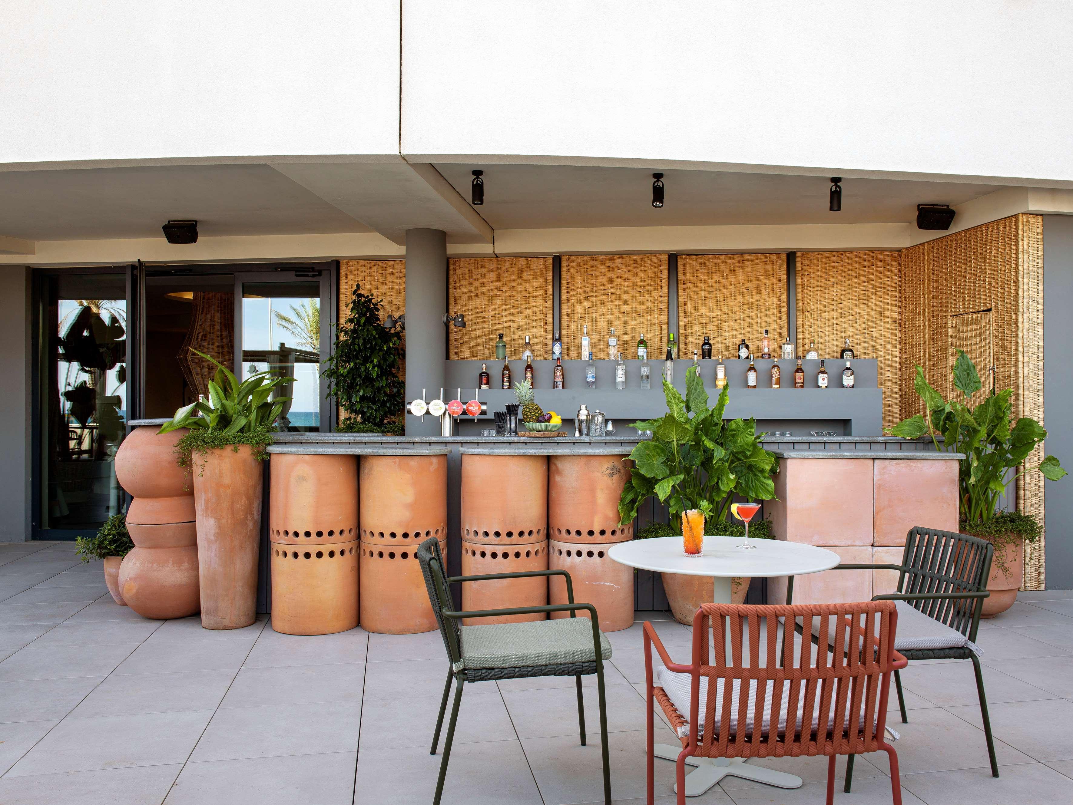 Hotel Me Sitges Terramar Esterno foto The rooftop bar at the hotel