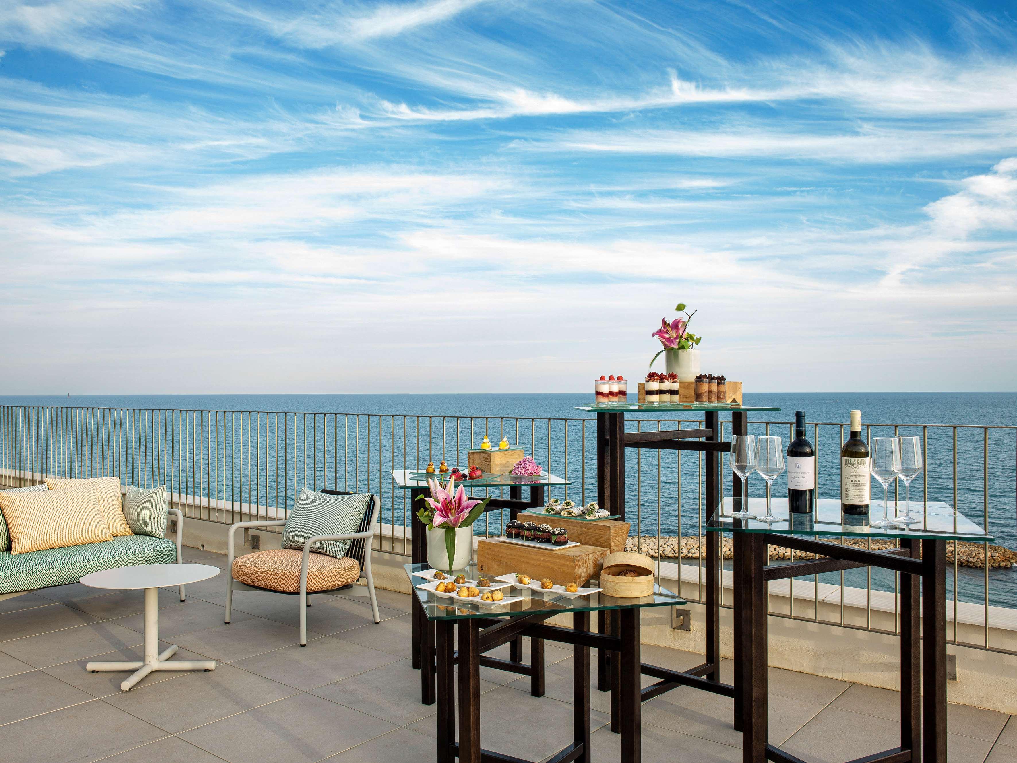 Hotel Me Sitges Terramar Esterno foto The Terrace at the Carlton