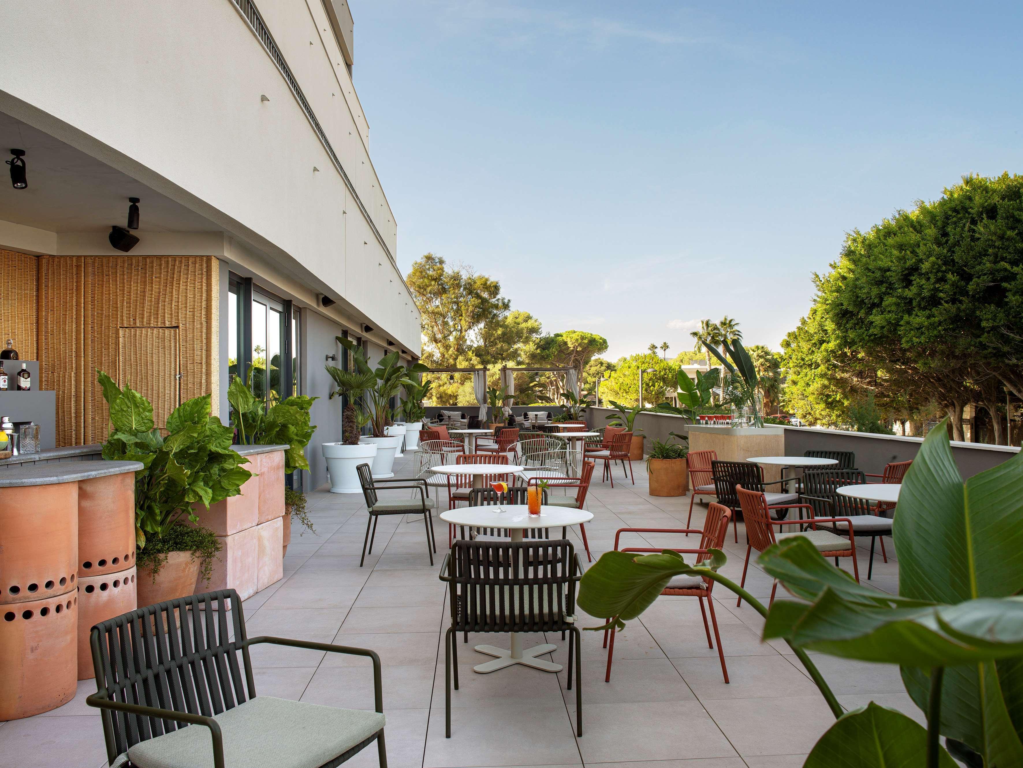Hotel Me Sitges Terramar Esterno foto The rooftop bar at the West Hollywood Edition