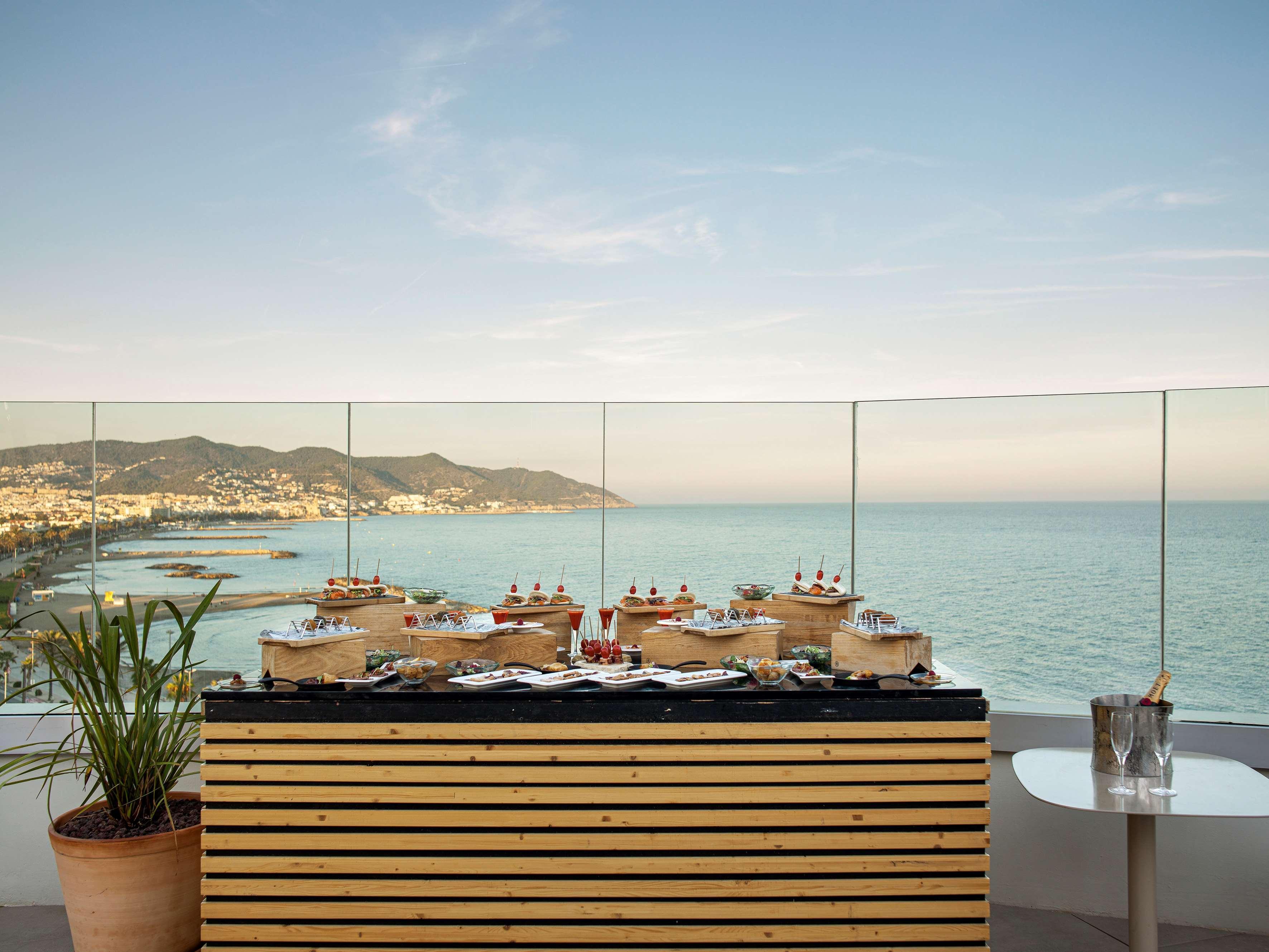 Hotel Me Sitges Terramar Esterno foto The bar at the hotel