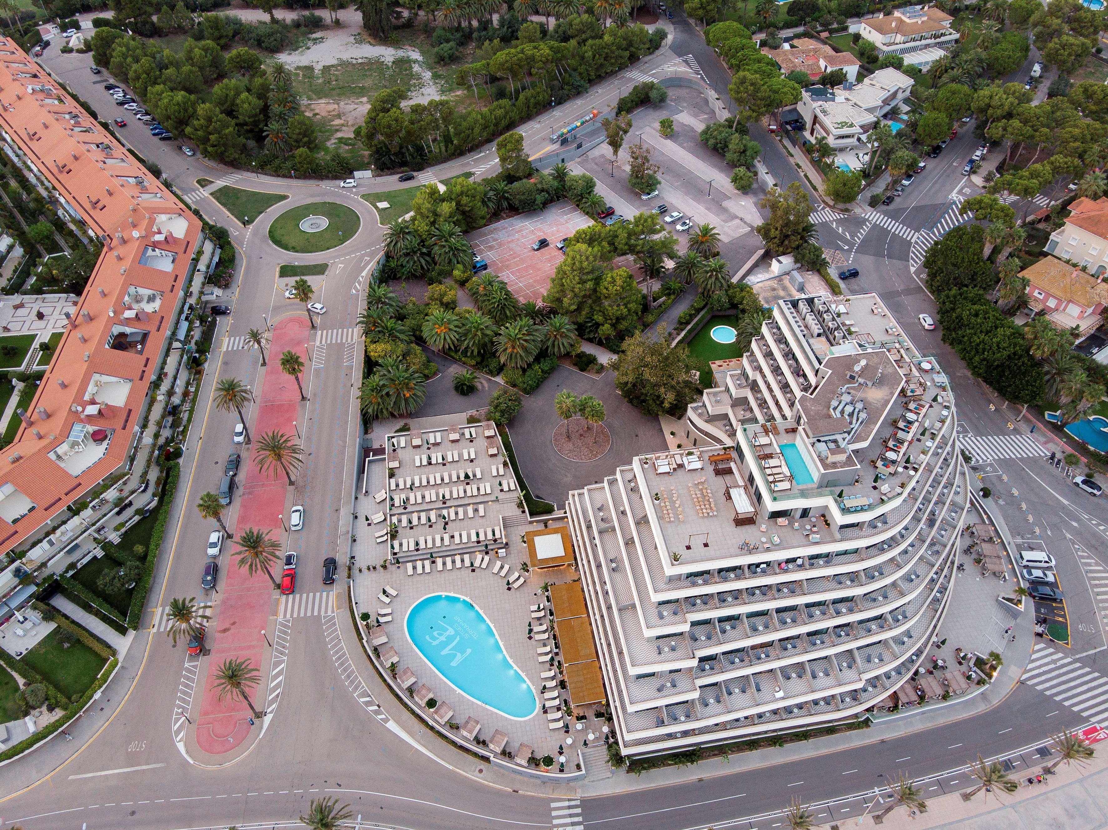 Hotel Me Sitges Terramar Esterno foto Aerial view of the hotel