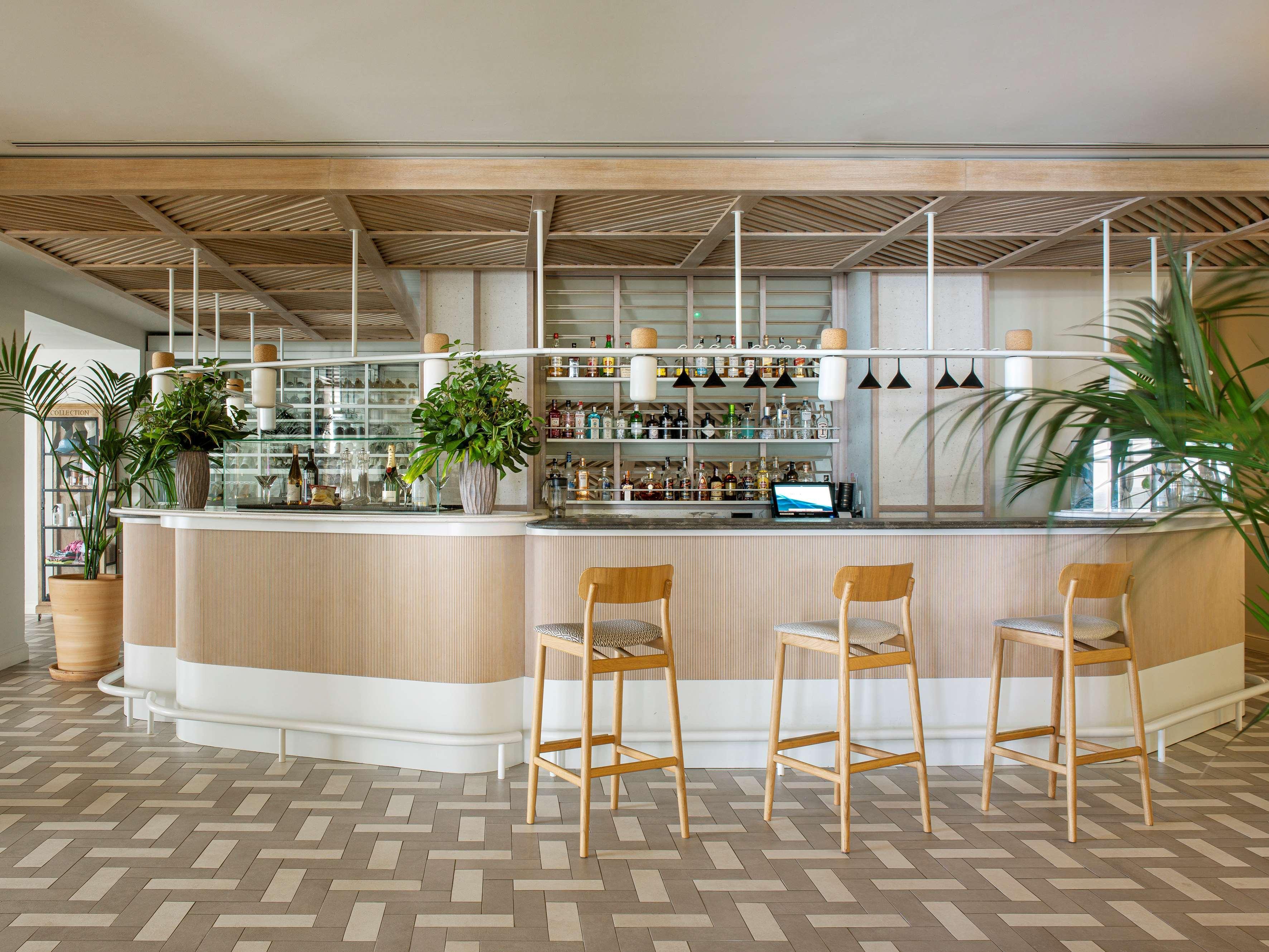 Hotel Me Sitges Terramar Esterno foto The bar at the hotel