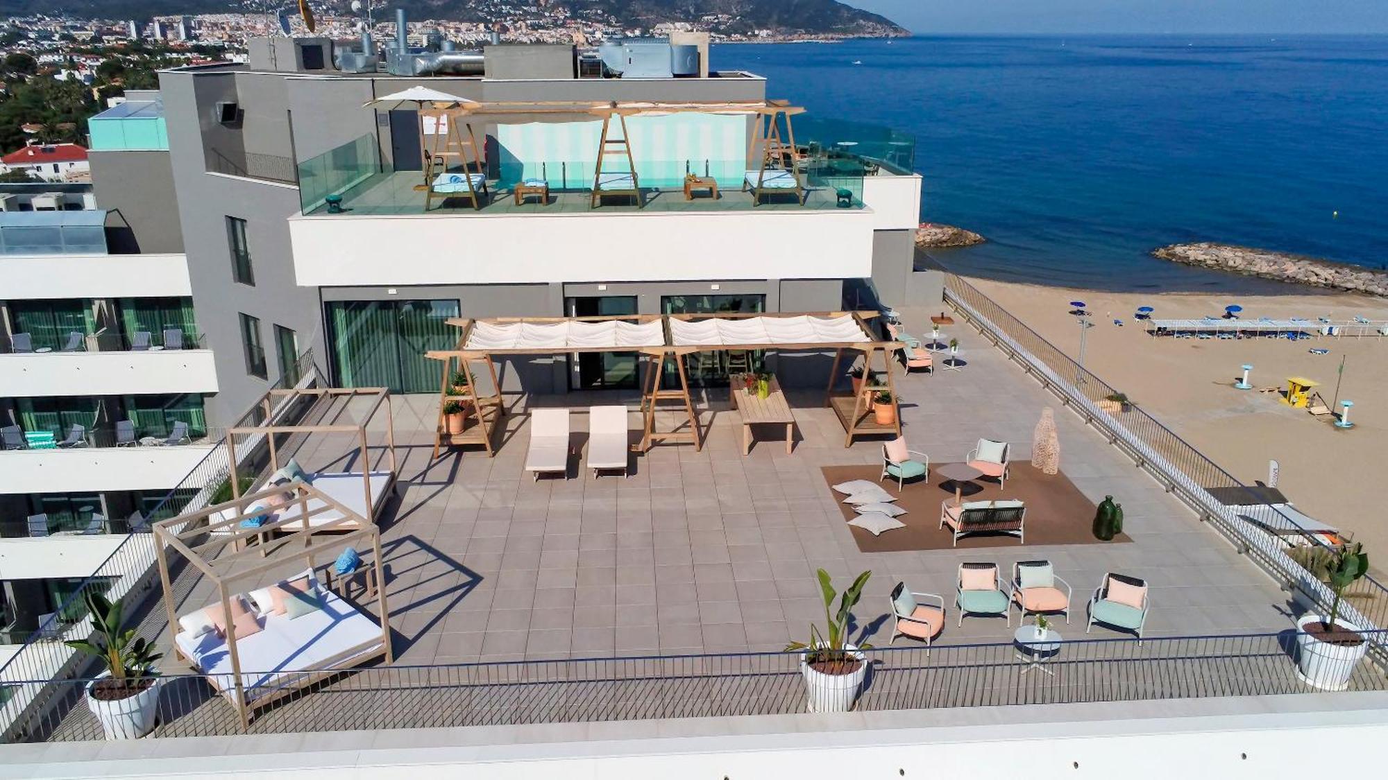 Hotel Me Sitges Terramar Esterno foto The hotel's rooftop