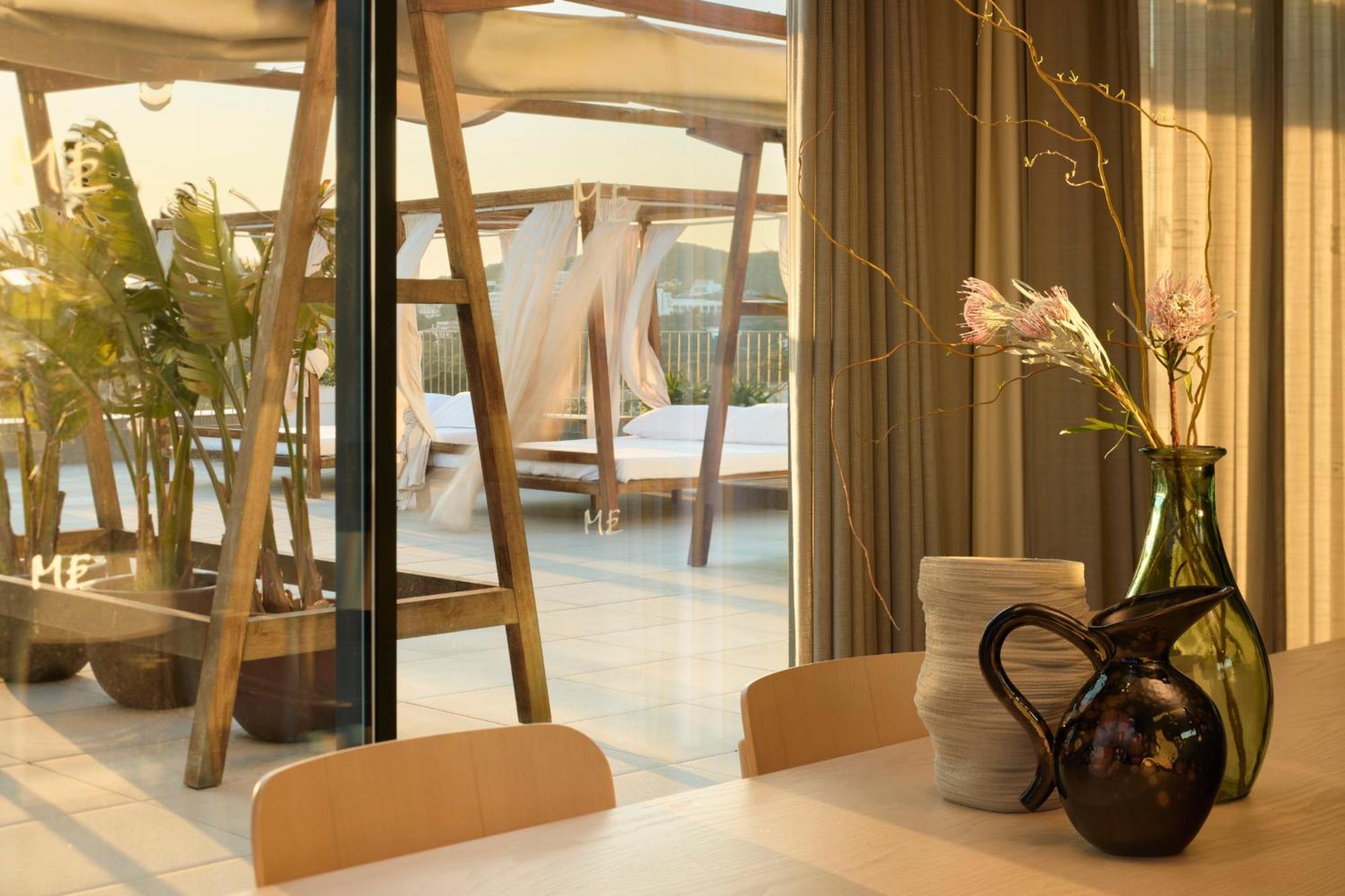 Hotel Me Sitges Terramar Esterno foto Interior of a house