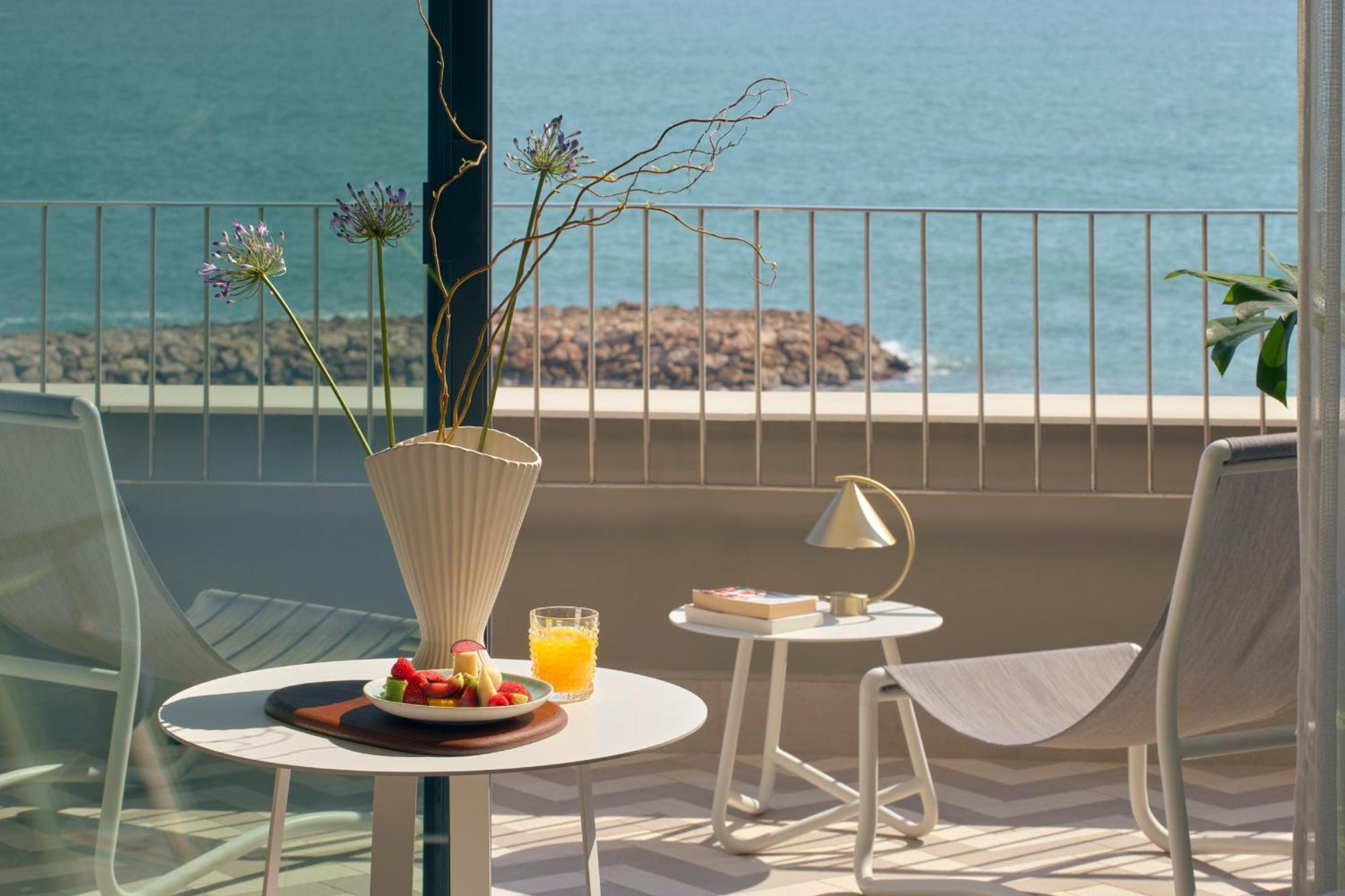 Hotel Me Sitges Terramar Esterno foto A balcony at the hotel
