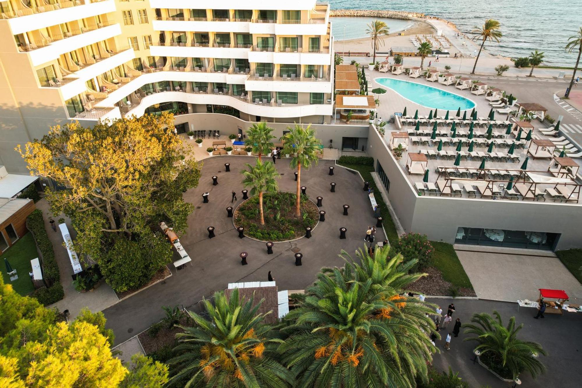Hotel Me Sitges Terramar Esterno foto The hotel's courtyard
