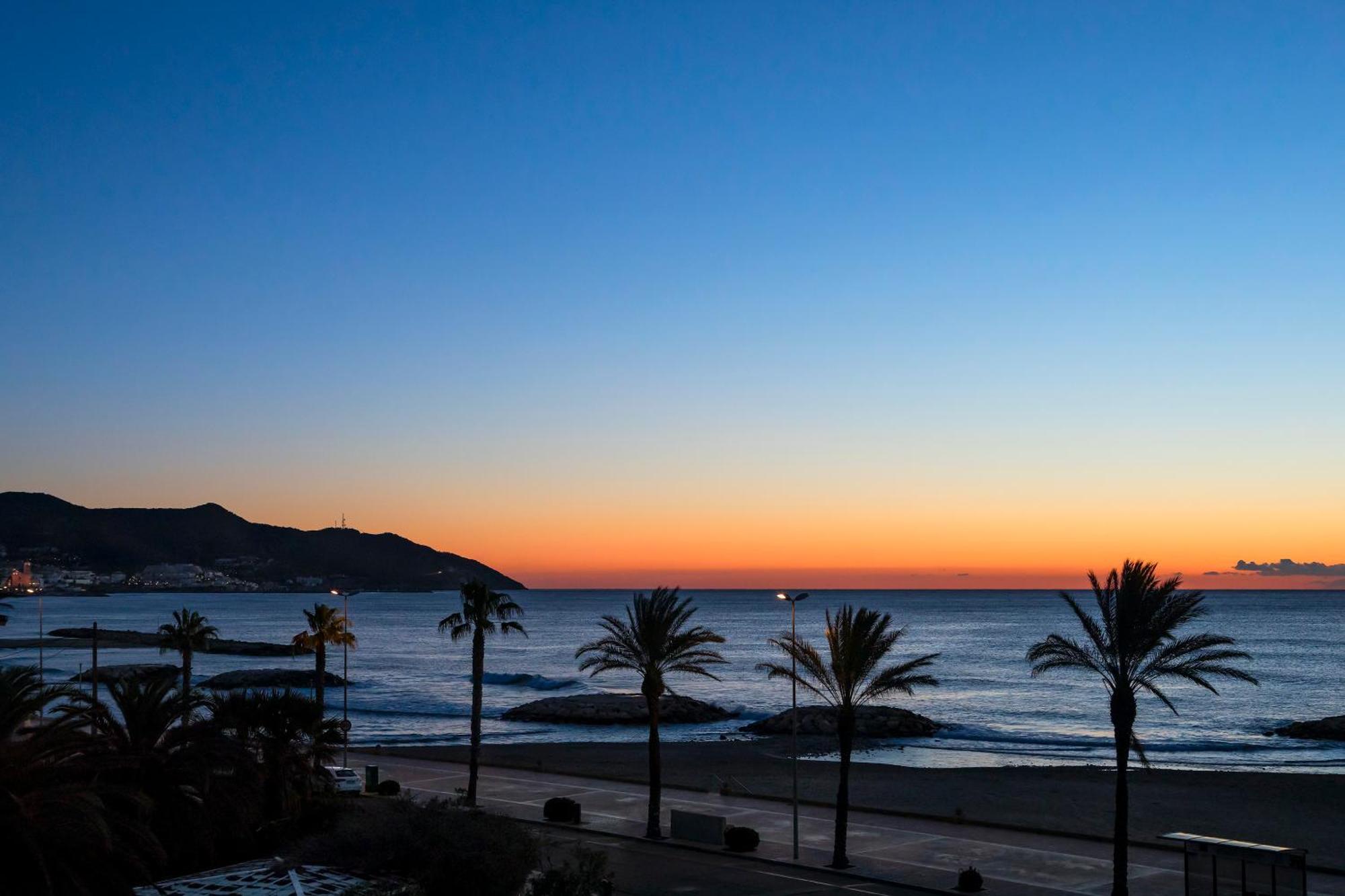 Hotel Me Sitges Terramar Esterno foto Sunset at Sabinillas