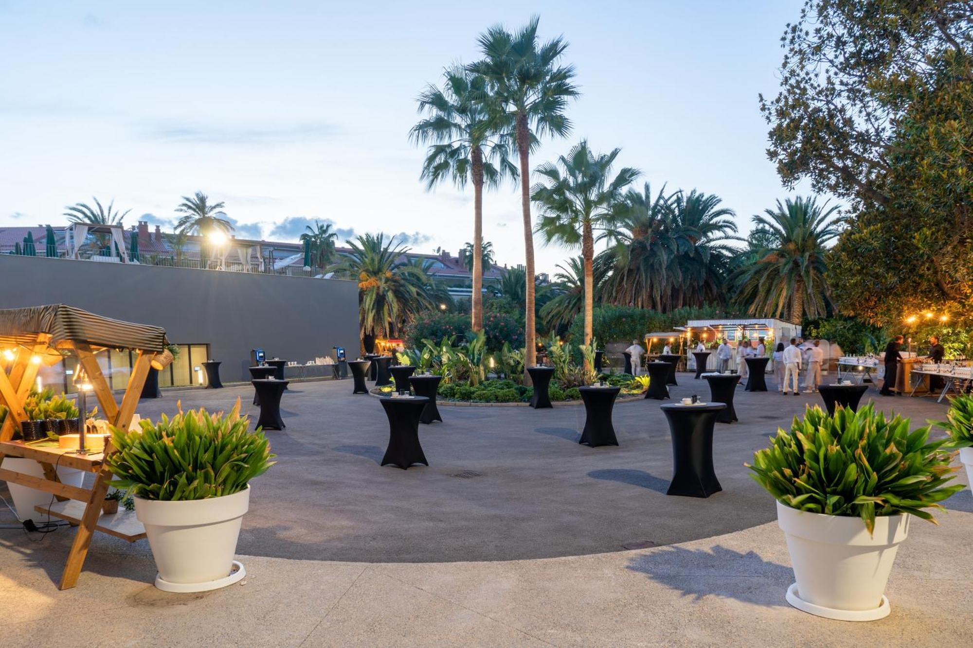 Hotel Me Sitges Terramar Esterno foto The garden of the museum