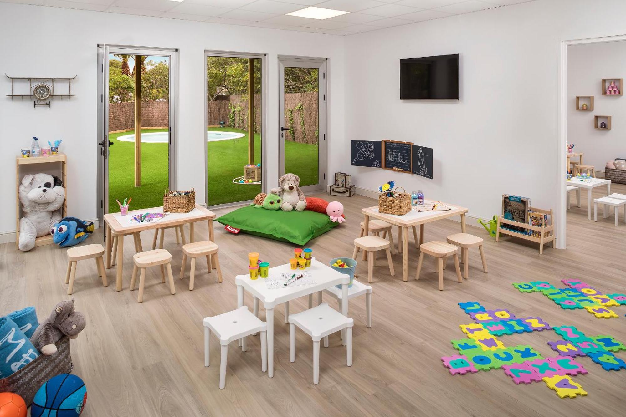 Hotel Me Sitges Terramar Esterno foto A typical nursery classroom