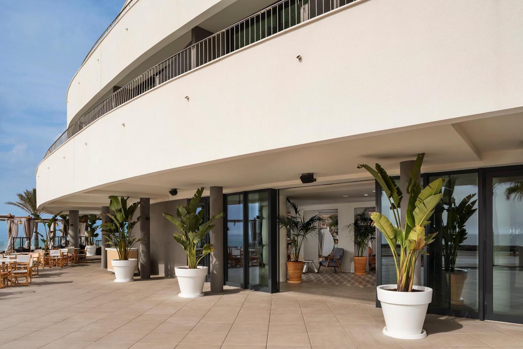 Hotel Me Sitges Terramar Esterno foto The 1011 building