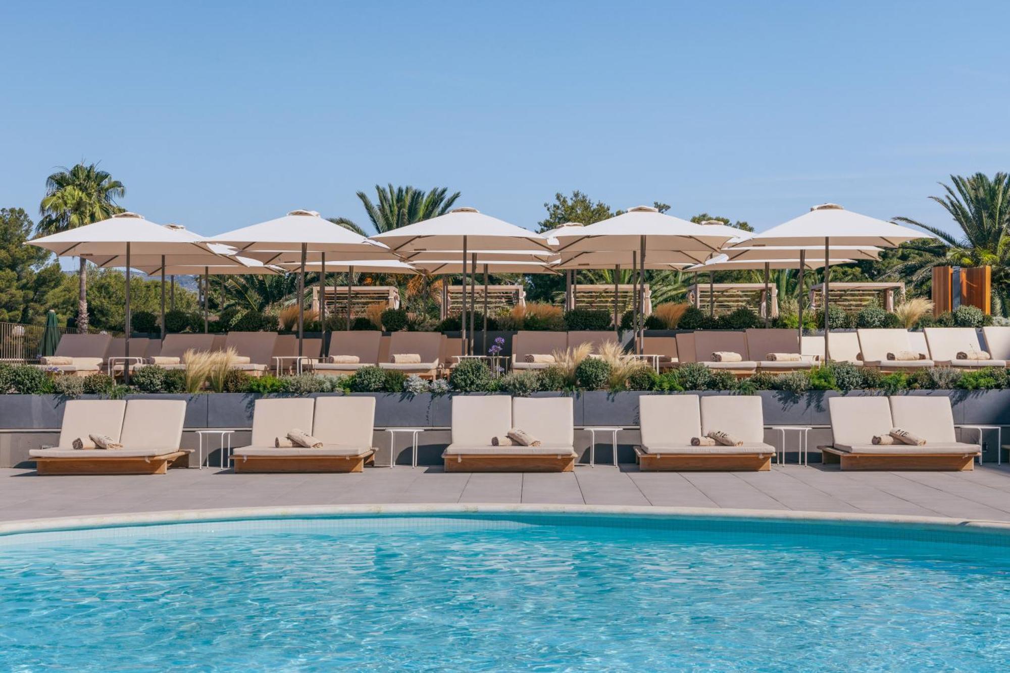 Hotel Me Sitges Terramar Esterno foto The pool at the hotel