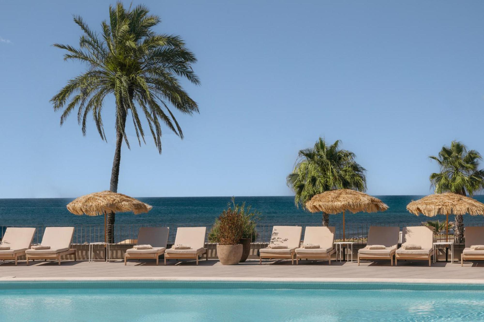Hotel Me Sitges Terramar Esterno foto The pool at the Hotel