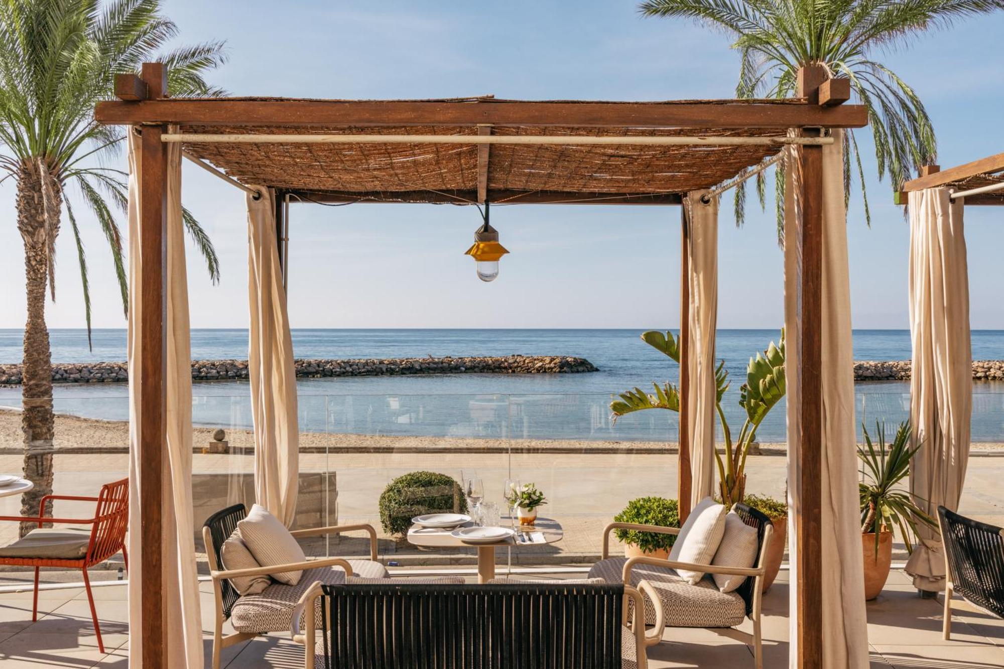 Hotel Me Sitges Terramar Esterno foto Beachfront dining at the hotel