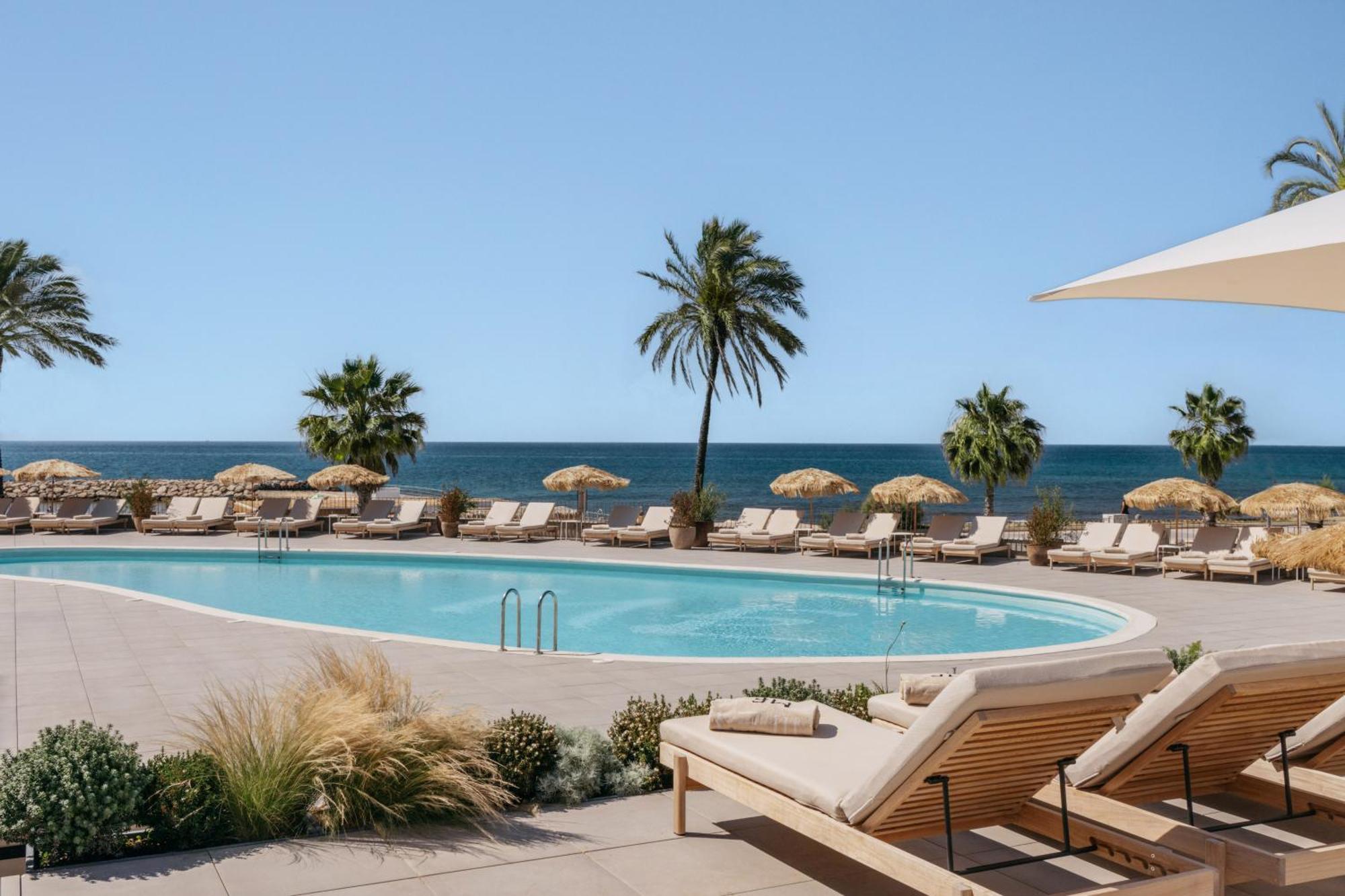 Hotel Me Sitges Terramar Esterno foto The pool at the Hotel du Cap-Eden-Roc
