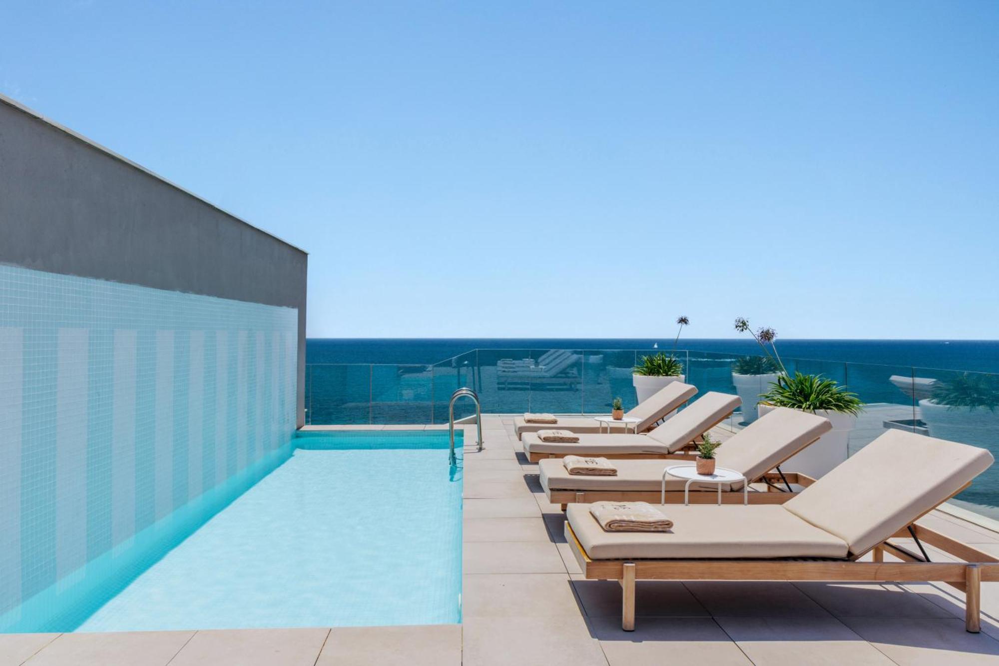 Hotel Me Sitges Terramar Esterno foto Rooftop pool at the Hotel