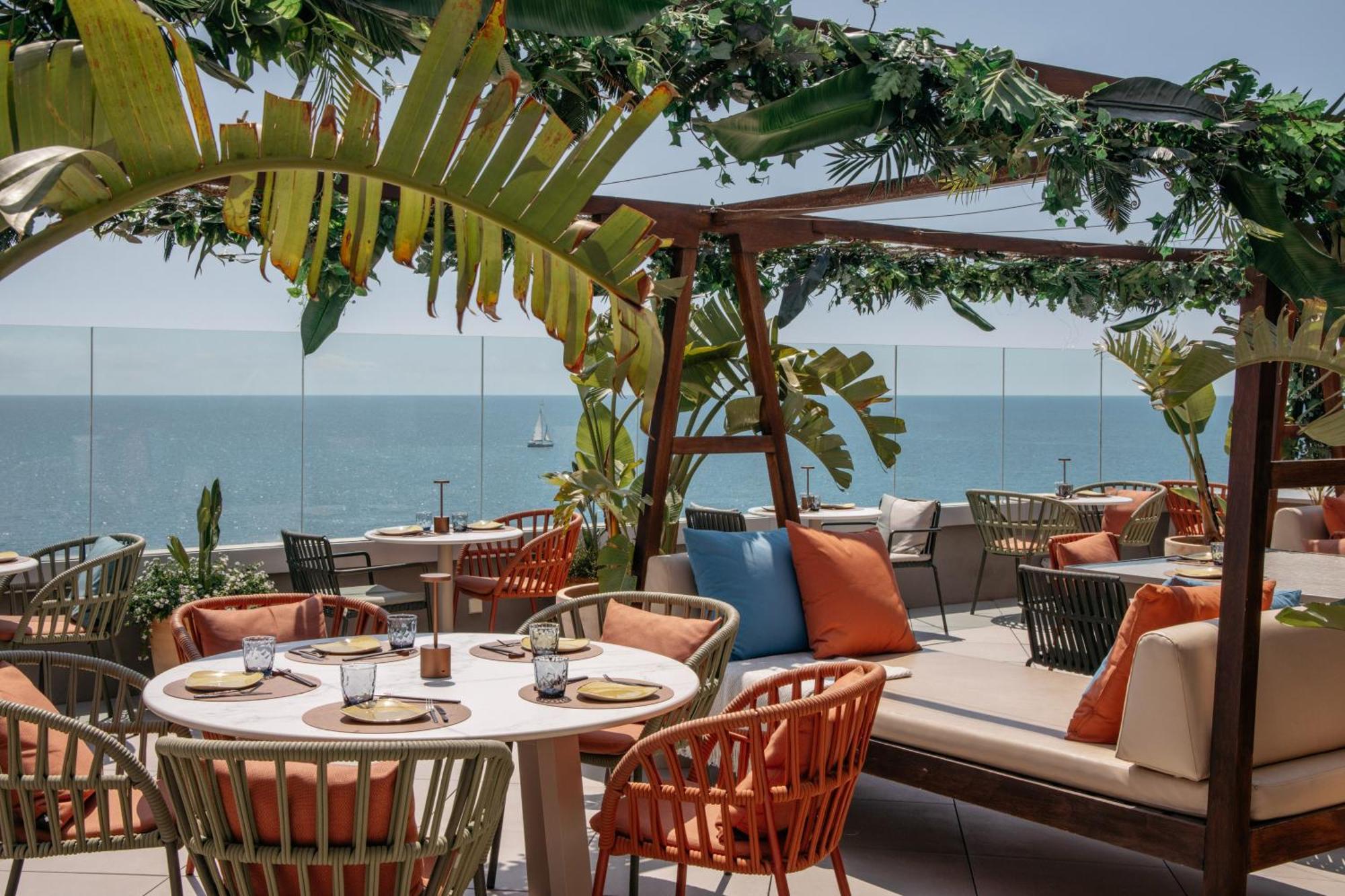 Hotel Me Sitges Terramar Esterno foto The Deck