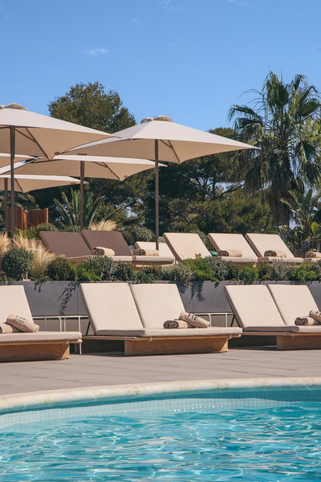 Hotel Me Sitges Terramar Esterno foto The pool at the Four Seasons Resort