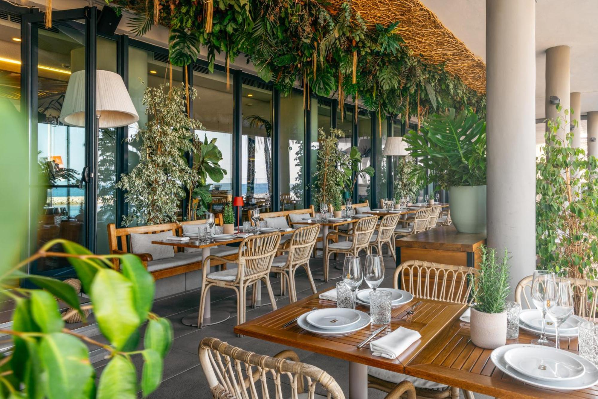 Hotel Me Sitges Terramar Esterno foto Restaurant