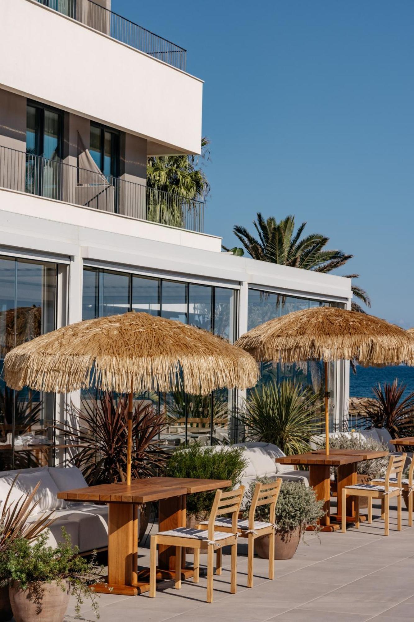 Hotel Me Sitges Terramar Esterno foto The beach at the hotel