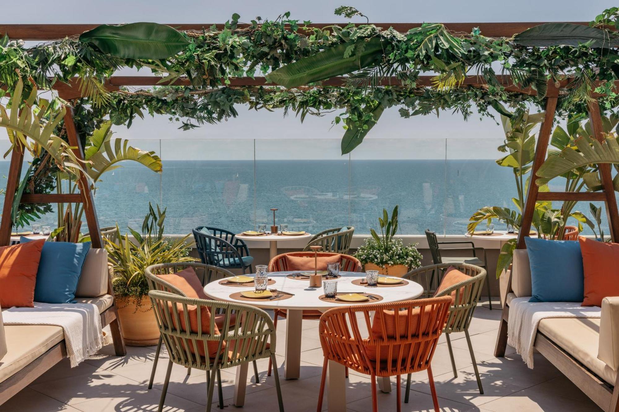 Hotel Me Sitges Terramar Esterno foto The rooftop bar at the hotel